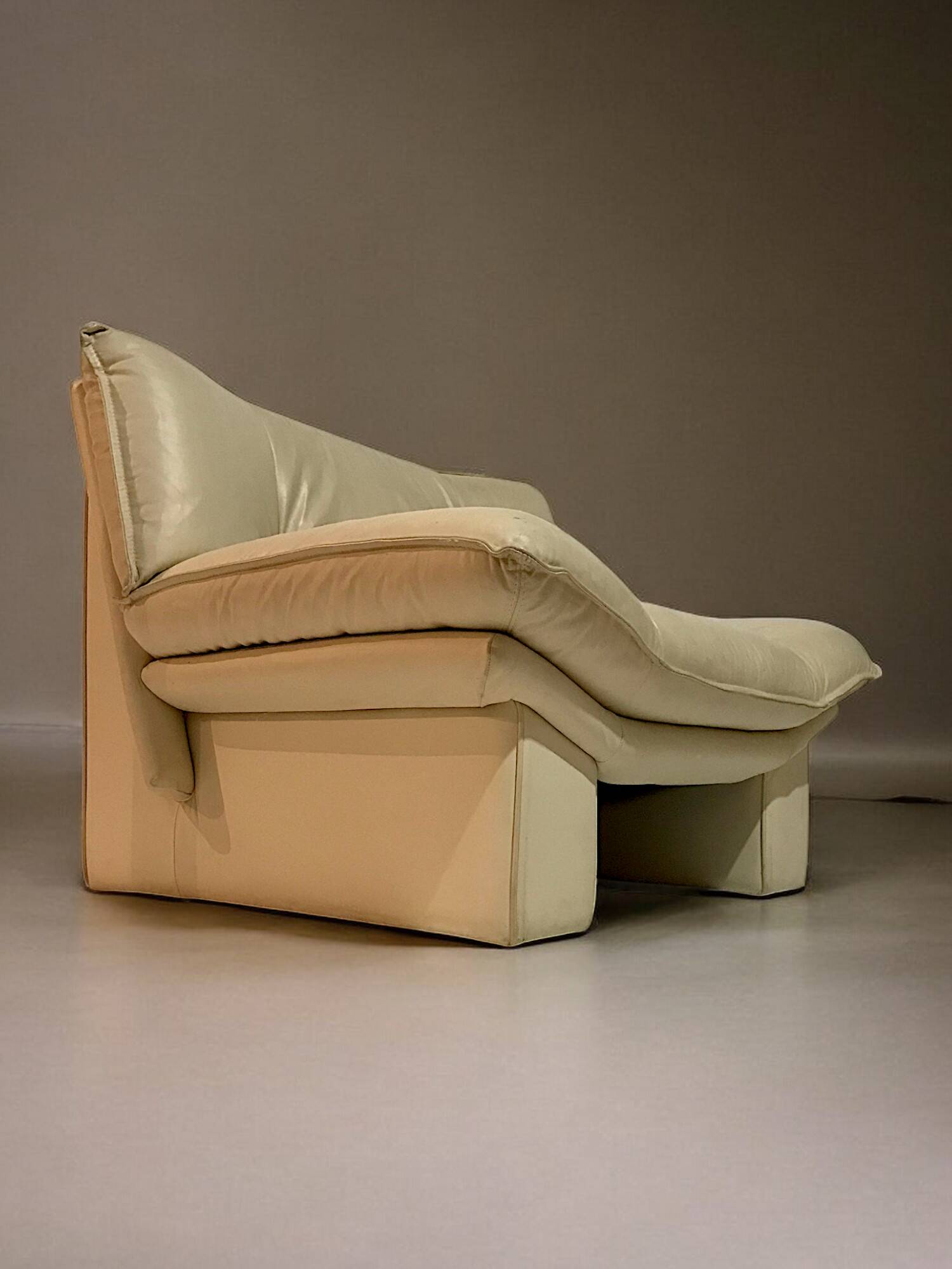 Giuseppe Nicoletti - Pair of “Ambassador” armchairs in cream leather - c 1980