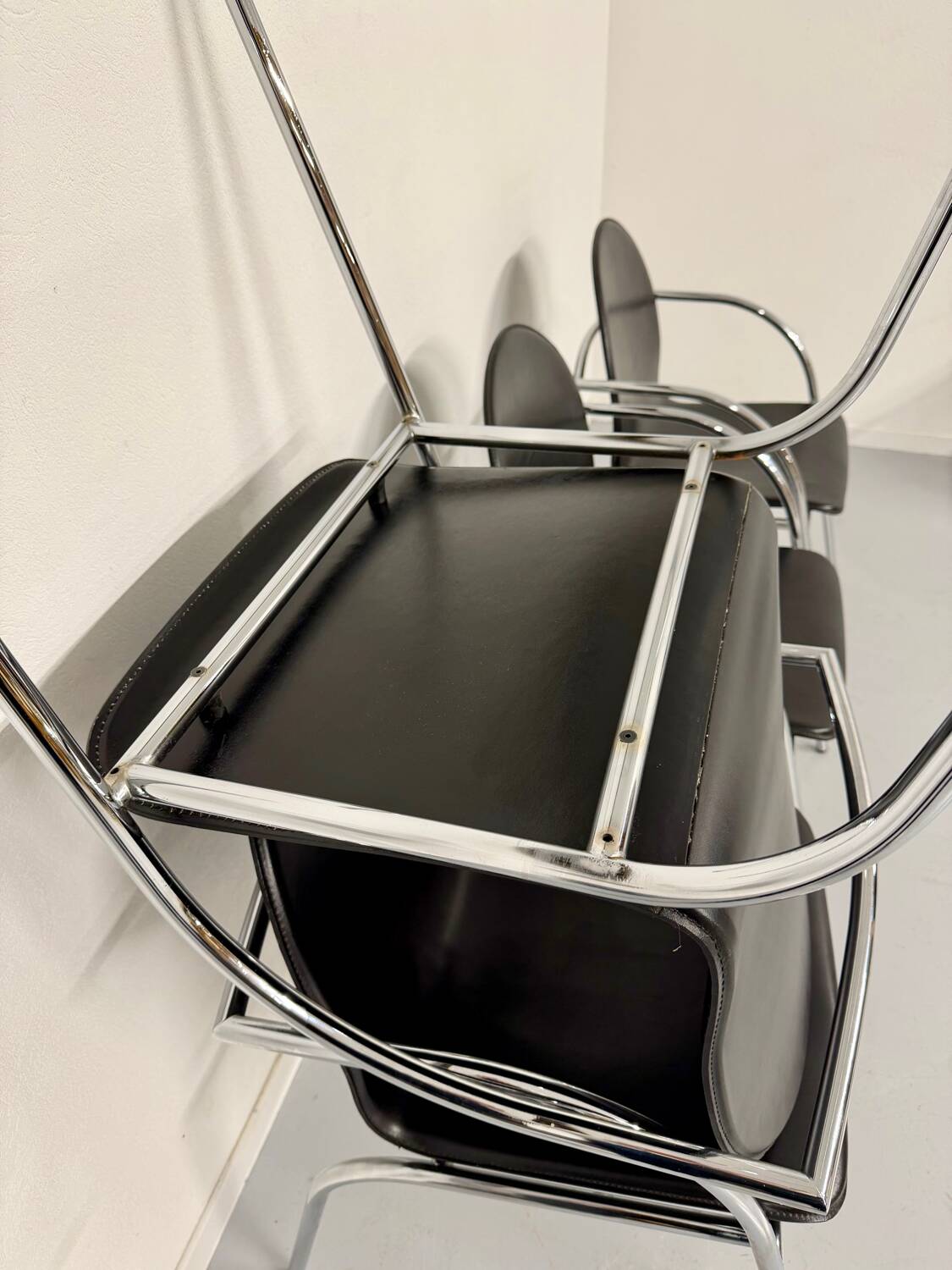 Lot 6 chaises en cuir noir et pied tubulaire design italien année 70