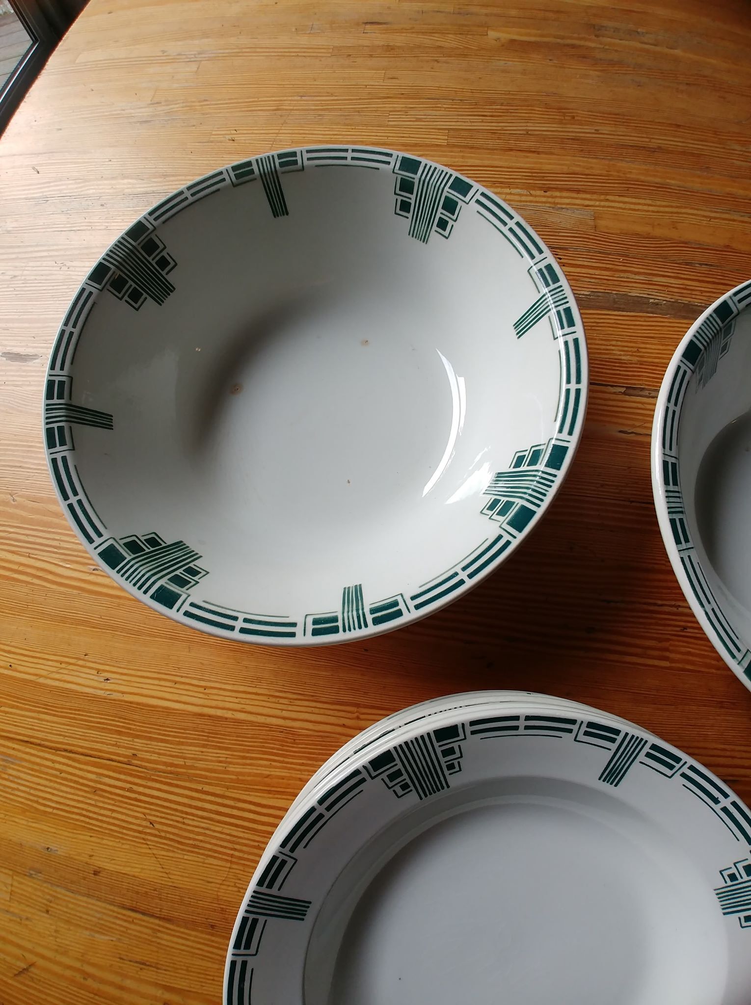 Hollow plates and Art Deco dishes in Nimy
