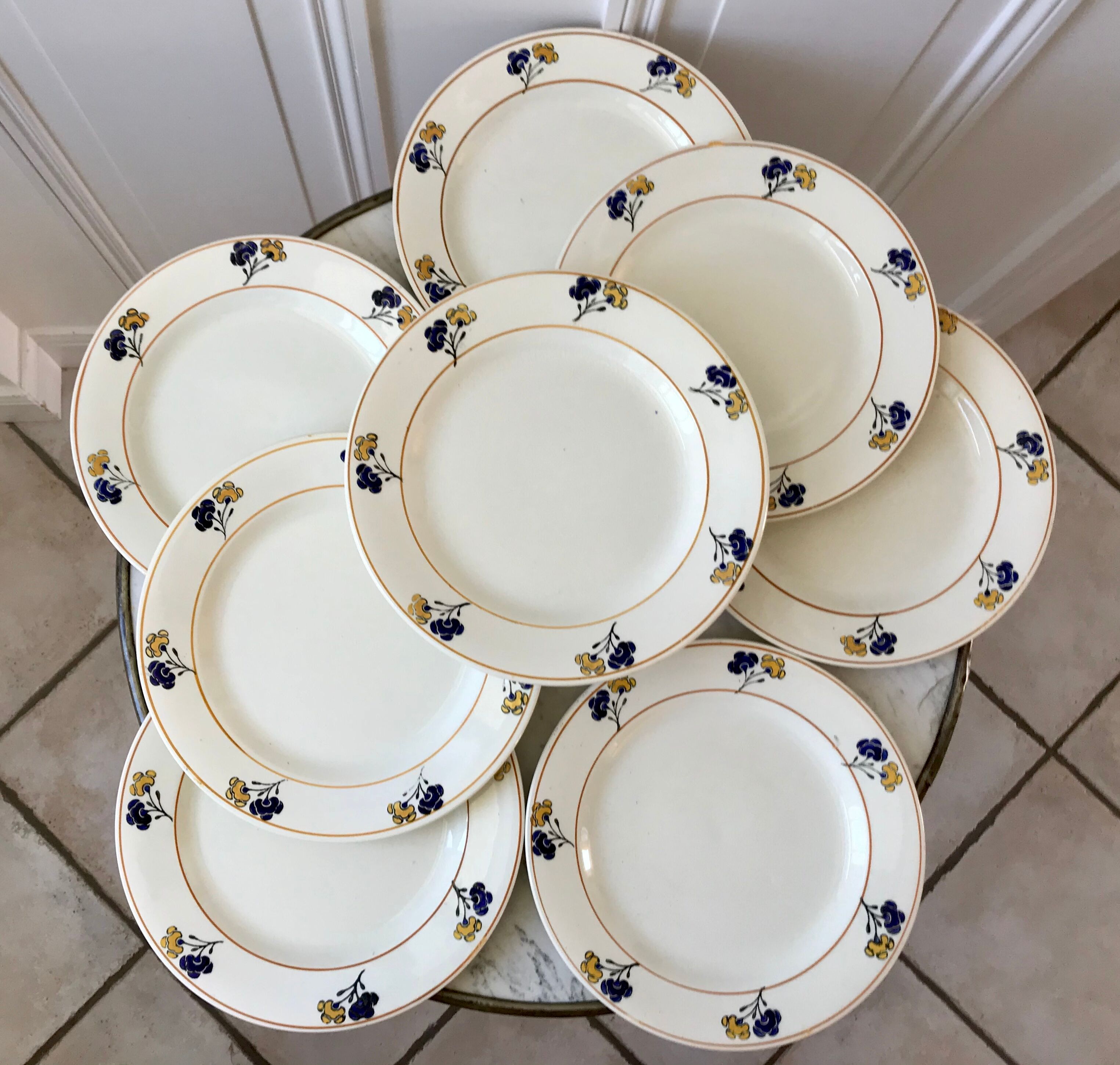 Lot de 7 assiettes plates Terre de Fer modèle "Romeo" début XXème