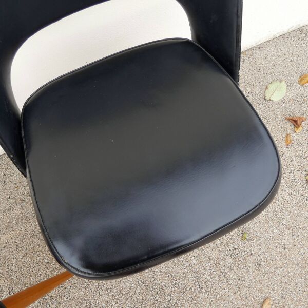 2 chaises en skaï noir pieds compas Louis Paolozzi