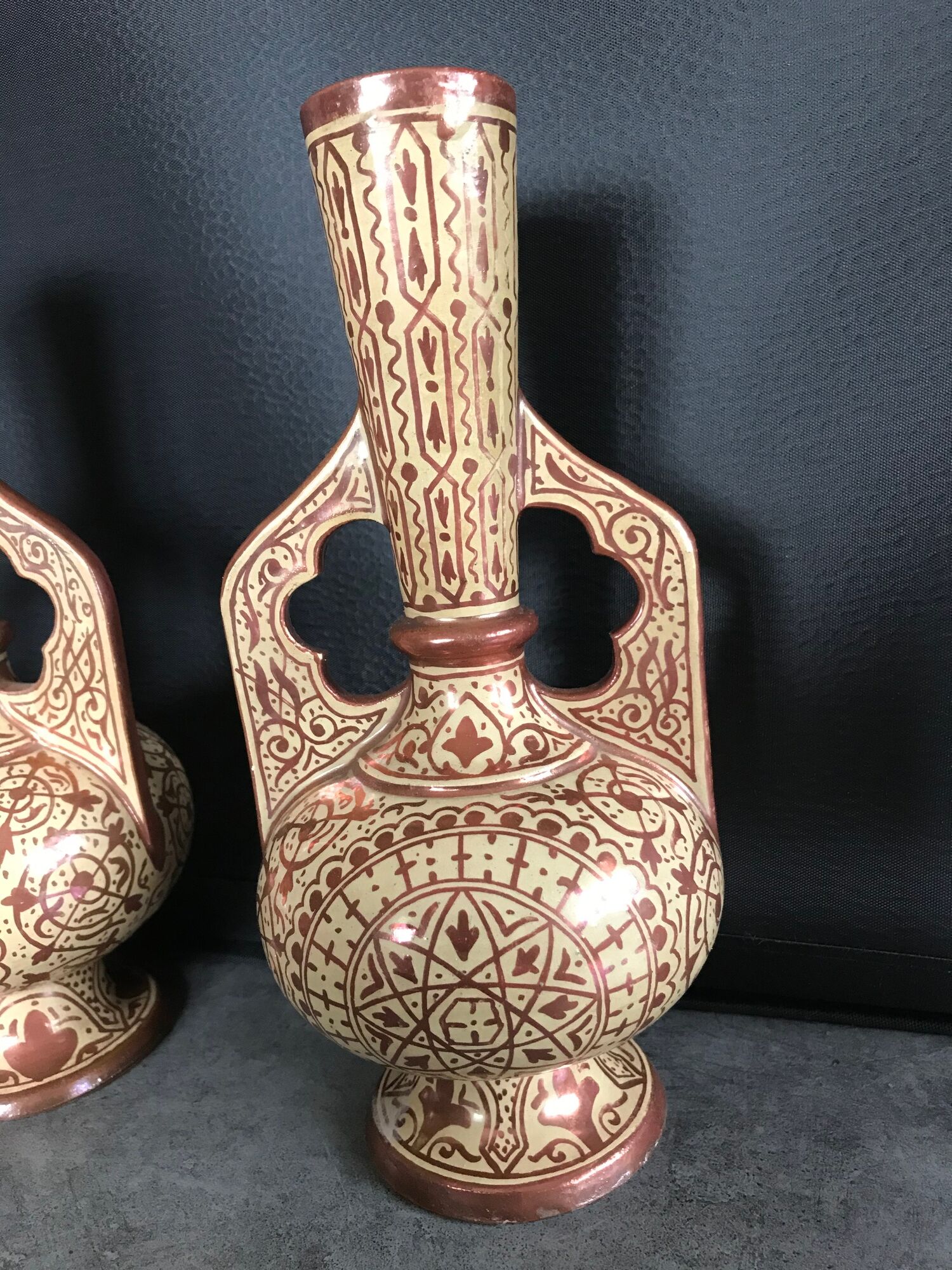 Pair of vases in faïence hispano mauresque decoration arabasques irise reflections metal