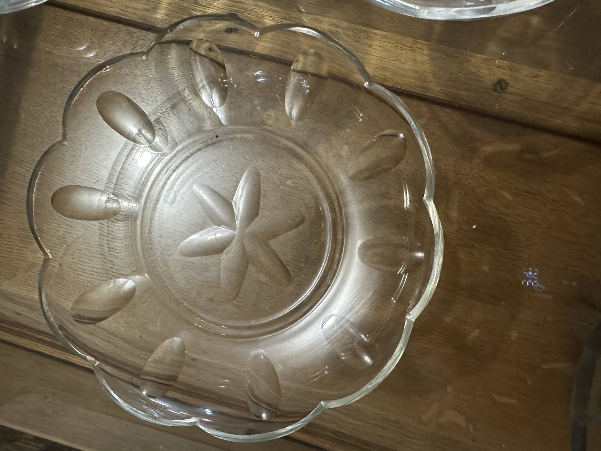 Set of 8 crystal bowls with floral decoration, France early 20th century.