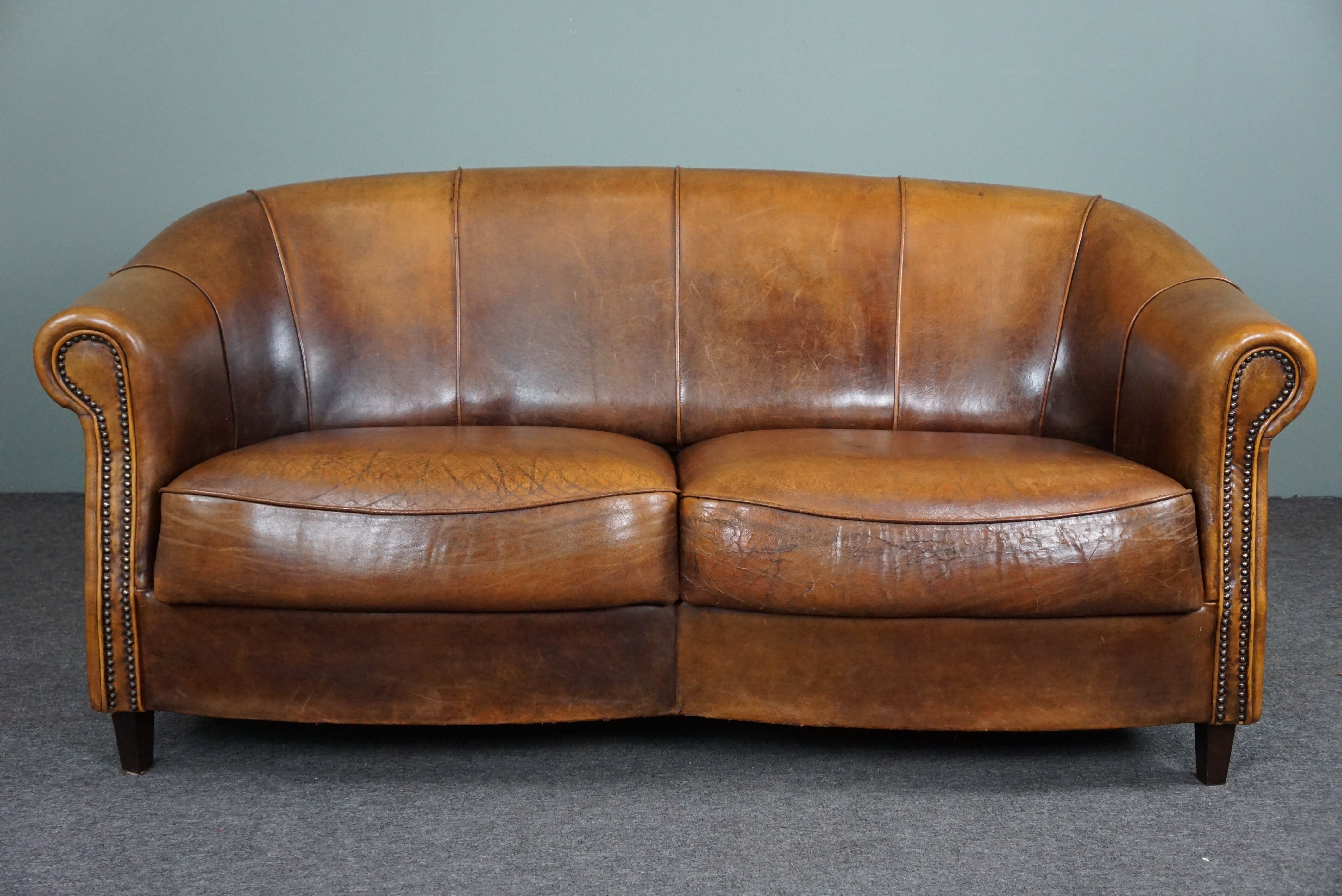Comfortabele en stoere schapenleren 2 zits bank