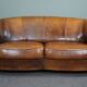 Comfortabele en stoere schapenleren 2 zits bank