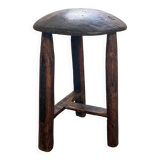 Tabouret tripode ancien en bois, brutaliste, style wabi sabi