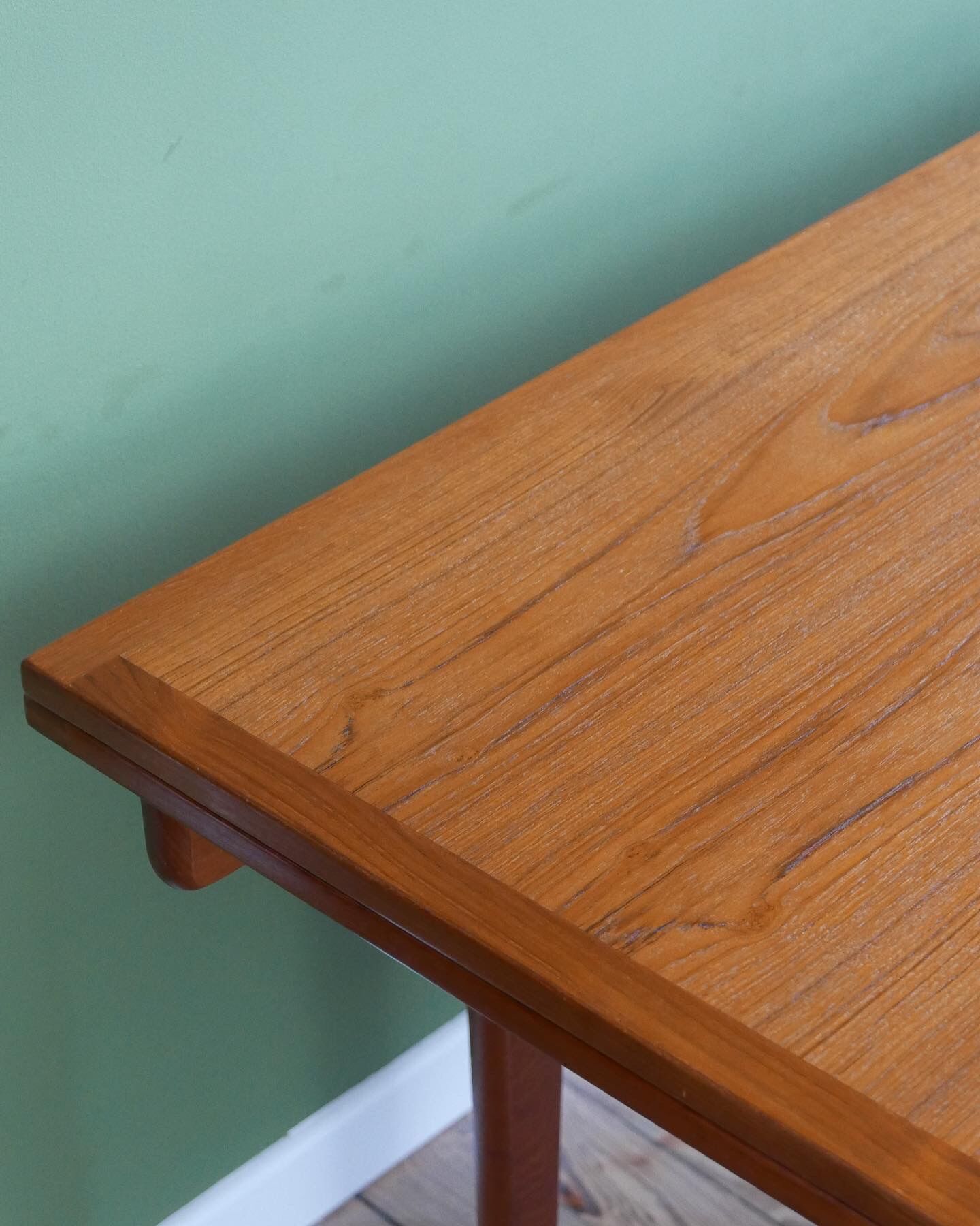 Henning Kjaernulf dining table