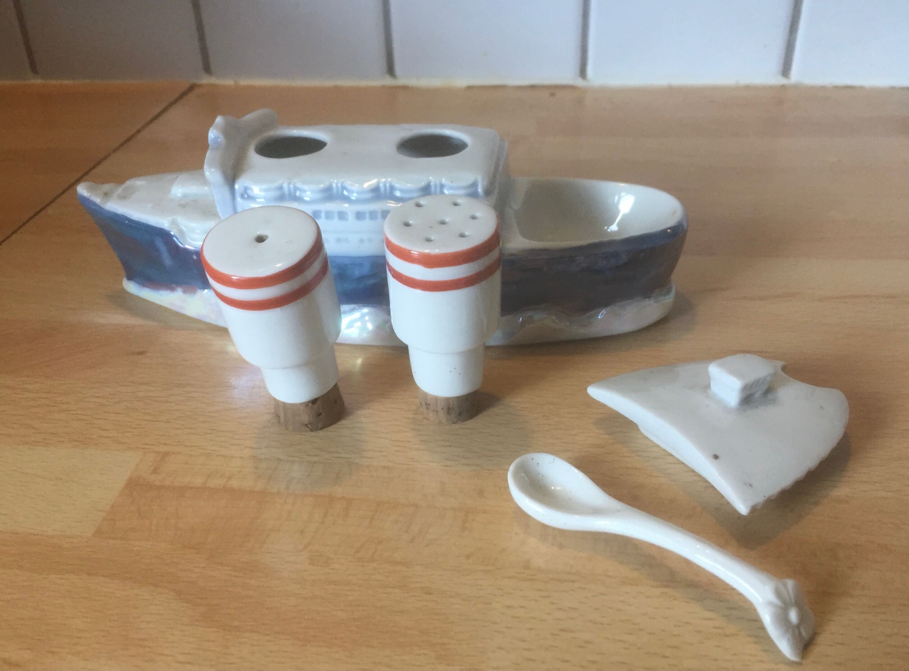 Service condiments à paquebot, sel, poivre, moutarde, porcelaine irisée, vintage