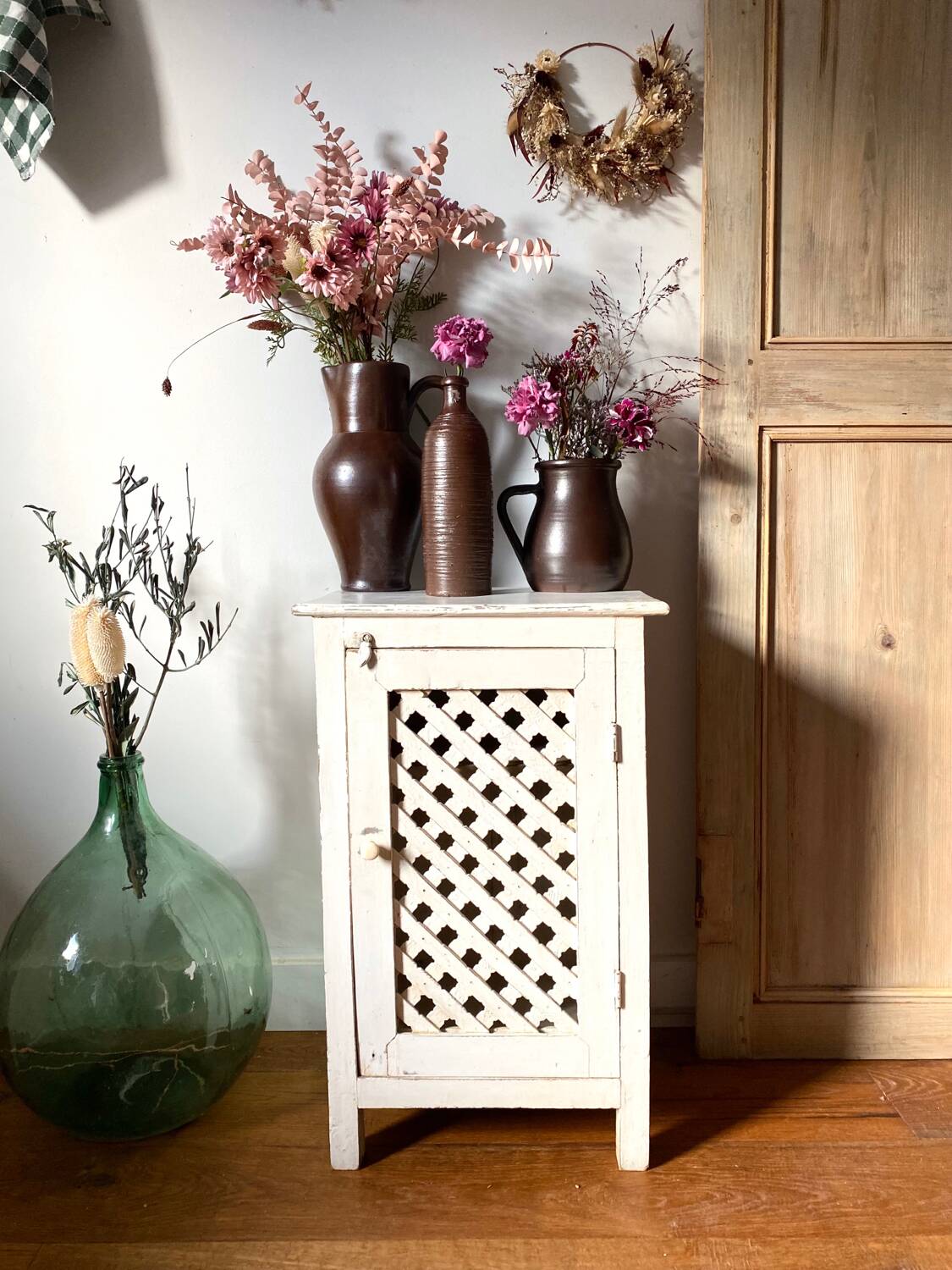 Jam jar with crossbars in old white patinated wood
