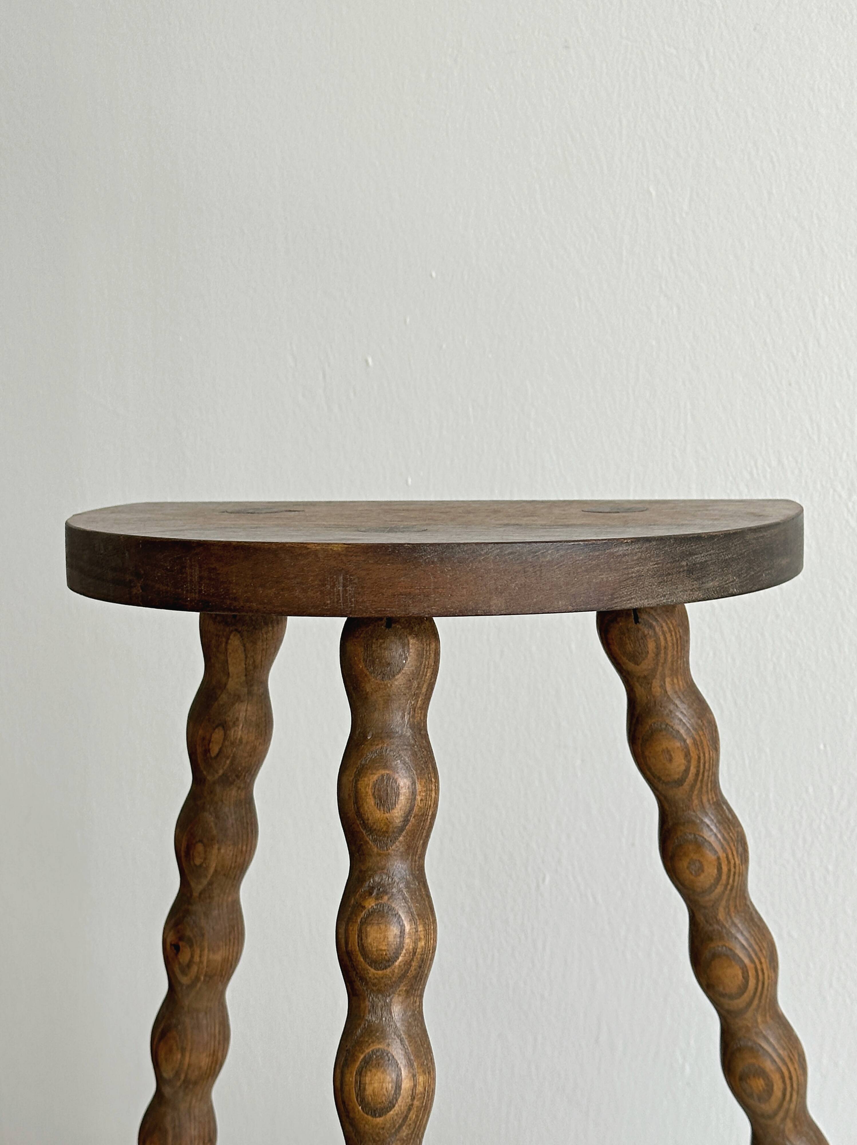 Tabouret tripode ancien en bois torsadé