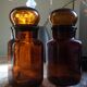 Duo de flacons d'apothicaire vintages en verre ambré
