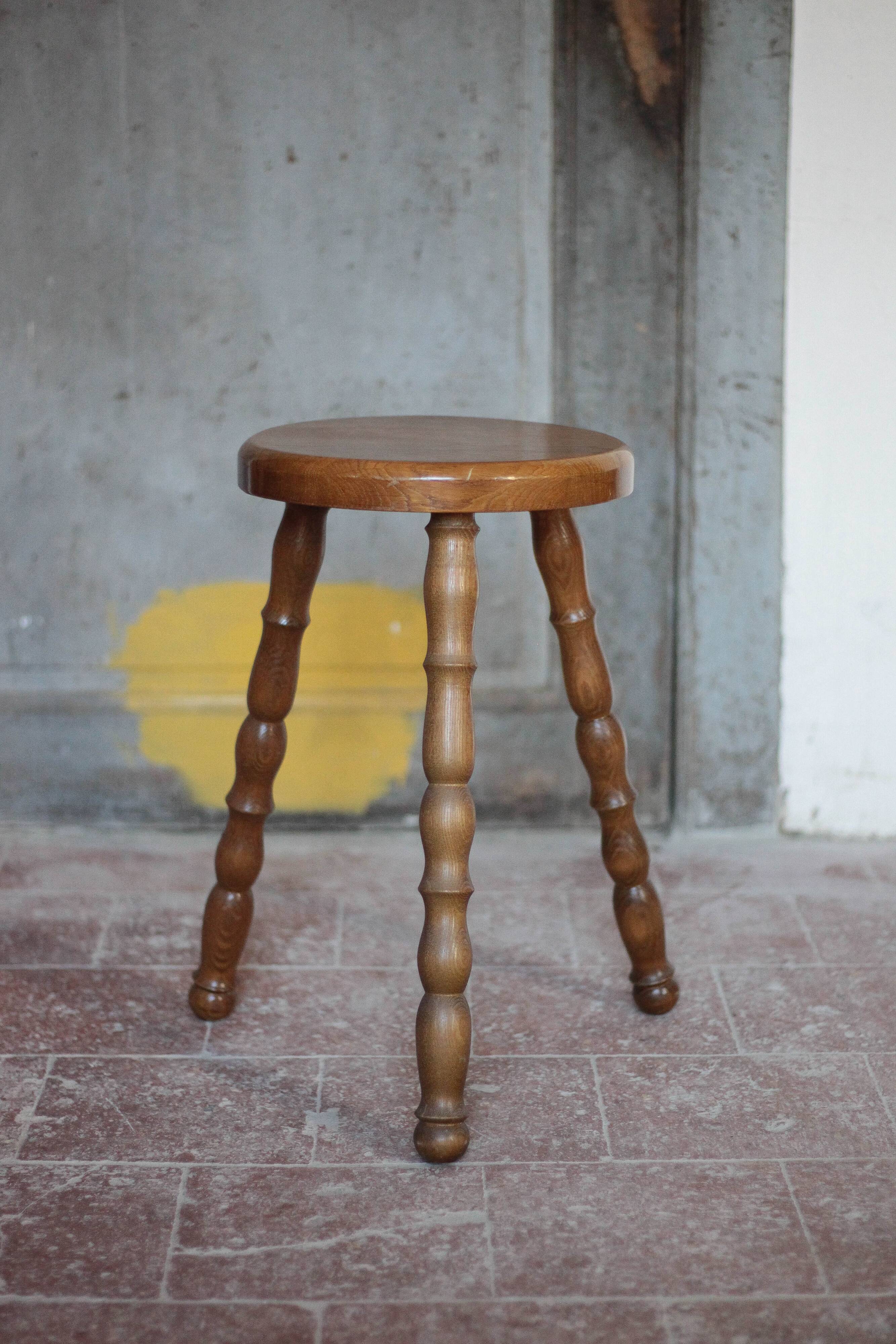Tabouret tripode en bois