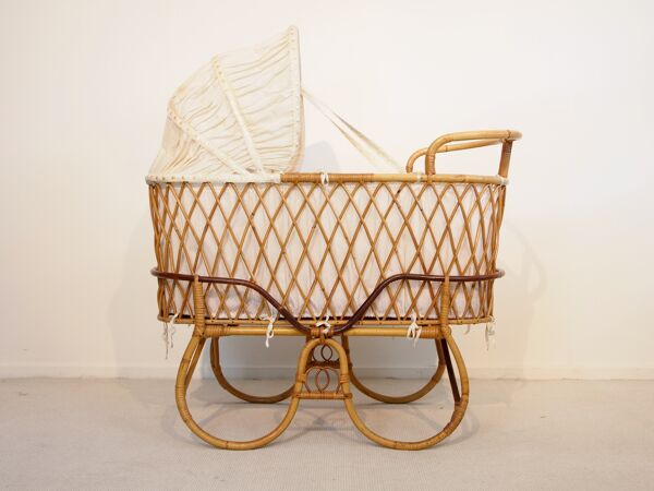 Berceau en rotin vintage du milieu du siècle