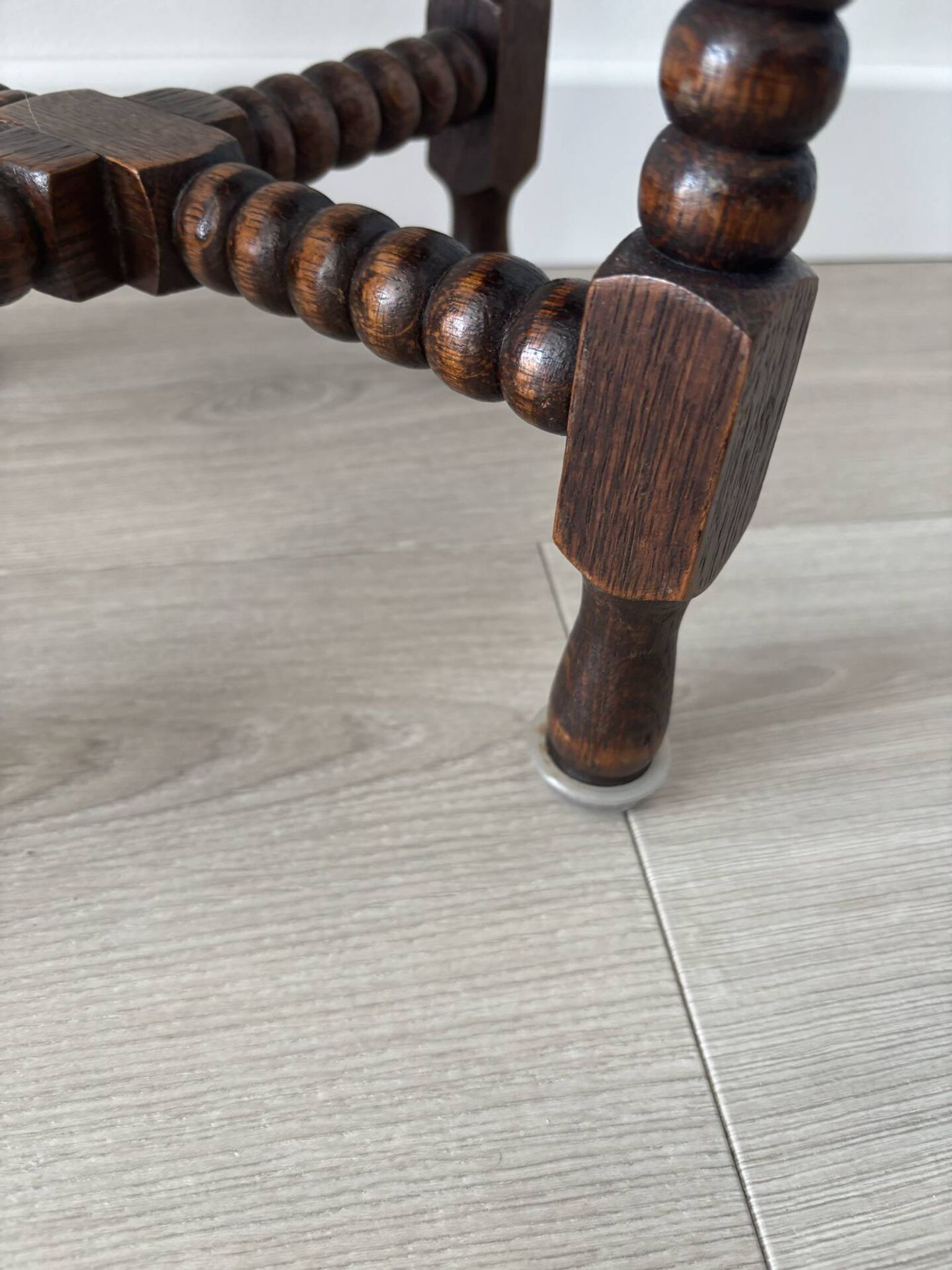 Petit guéridon vintage en bois tourné, table d’appoint ronde en bois