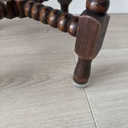 Petit guéridon vintage en bois tourné, table d’appoint ronde en bois
