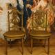 Paire de chaises de musiciens en bois sculpté et doré de style Louis XVI