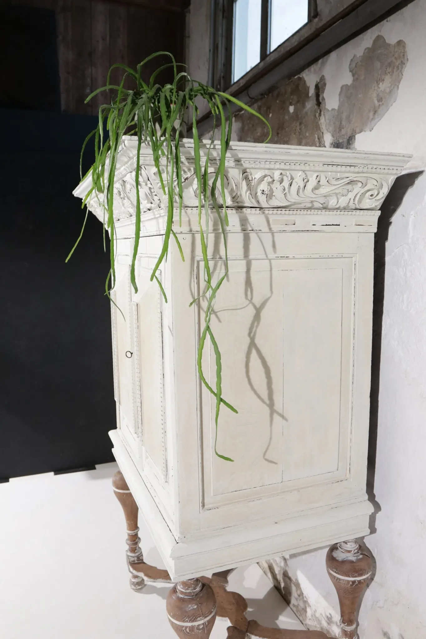 Rare small 17th century Dutch (nursery) cushion cabinet oak white painted
