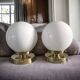 Paire d’appliques globes en opaline blanche