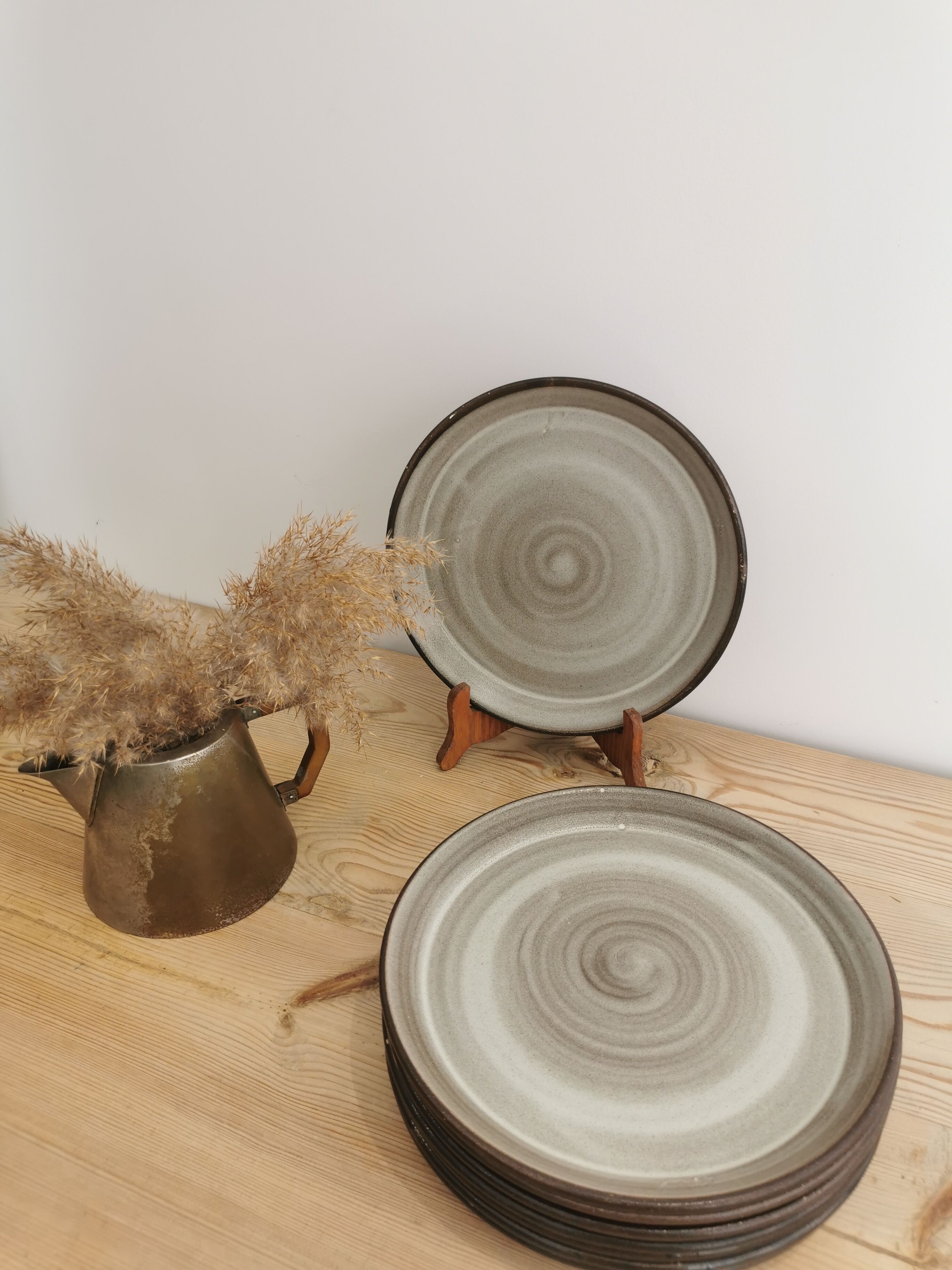 8 flat plates in vintage ceramic