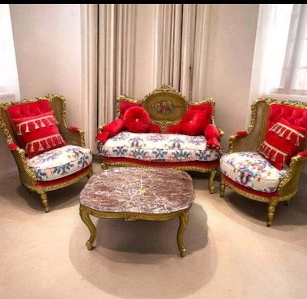 Salon de style Louis XV, artisanal en hêtre rouge et doré en bois d'hêtre