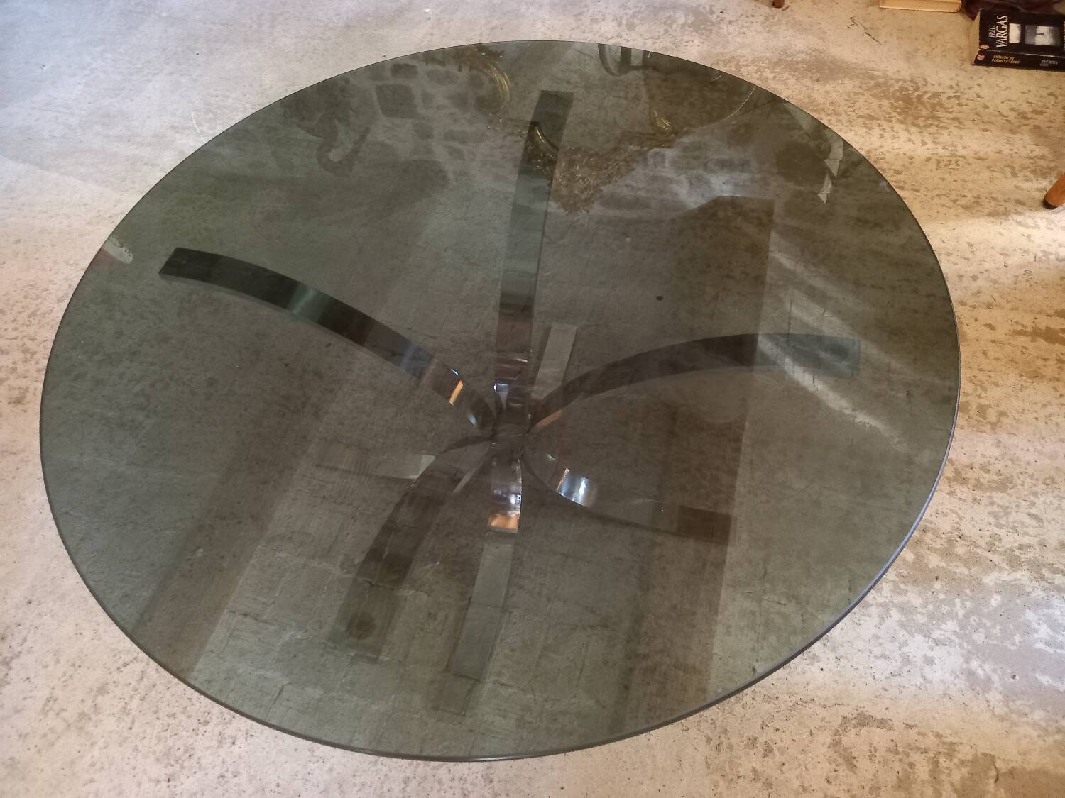 Round coffee table in smoked glass and chrome-plated metal