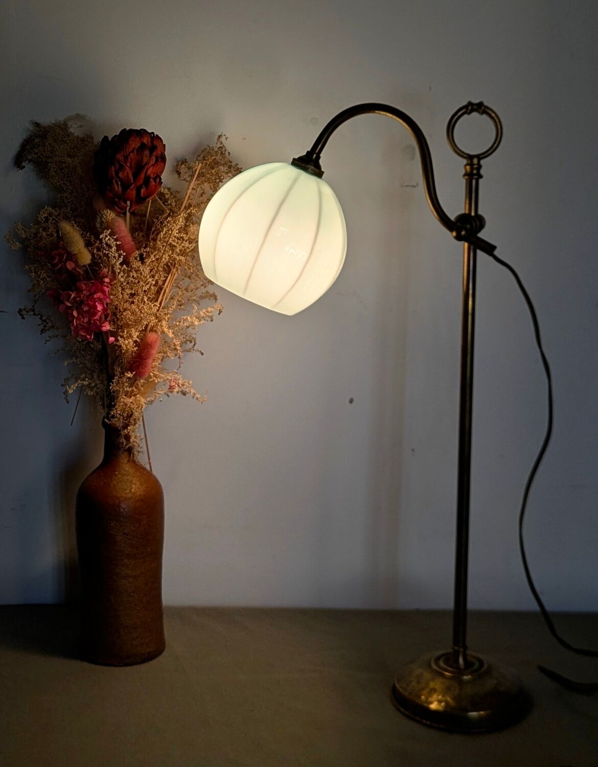 Vintage desk lamp for student notaries