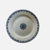 Ancien plat en porcelaine opaque de Gien modèle Montmorency