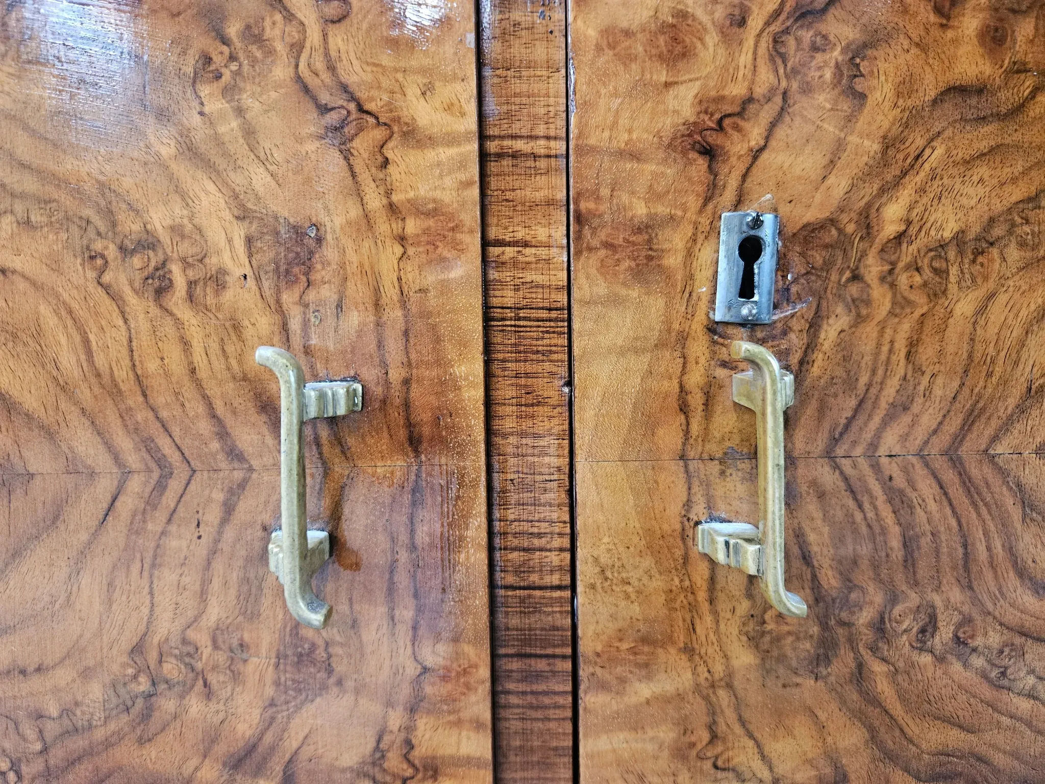 French Art Decò display cabinet from the 1940s in walnut