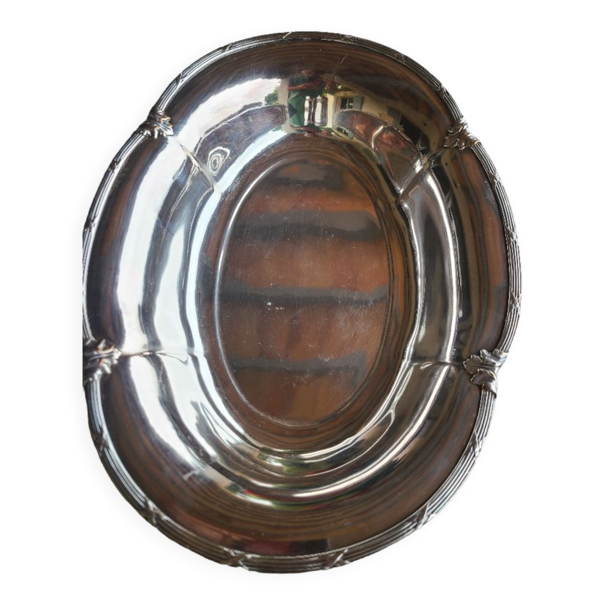 Hollow oval plate in silver metal
