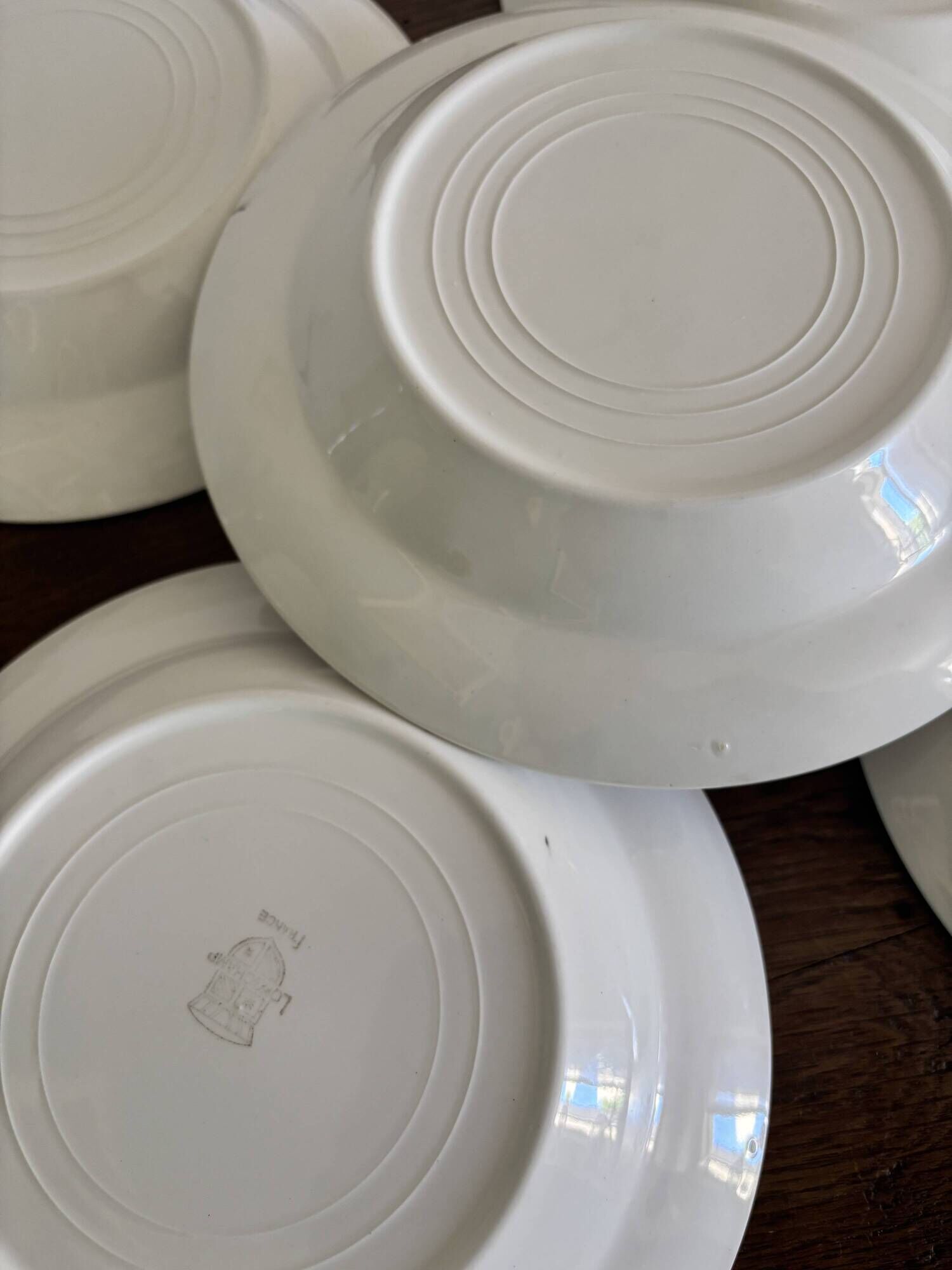 Vintage Longchamp France service – 18 graphic plates from the 1950s.