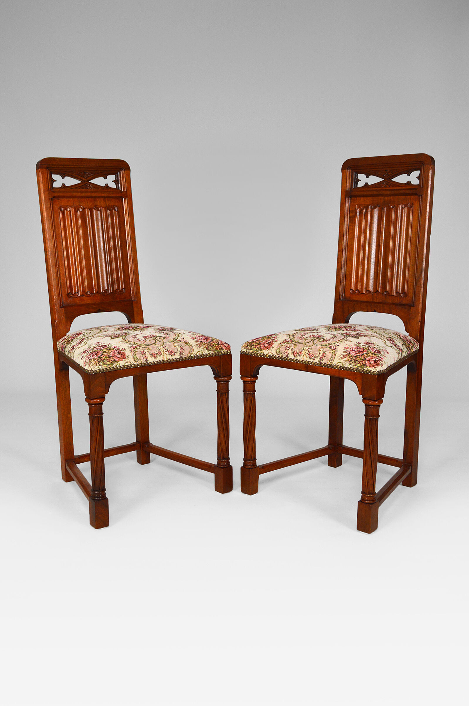 Pair of neo-Gothic chairs in Carved Walnut circa 1890