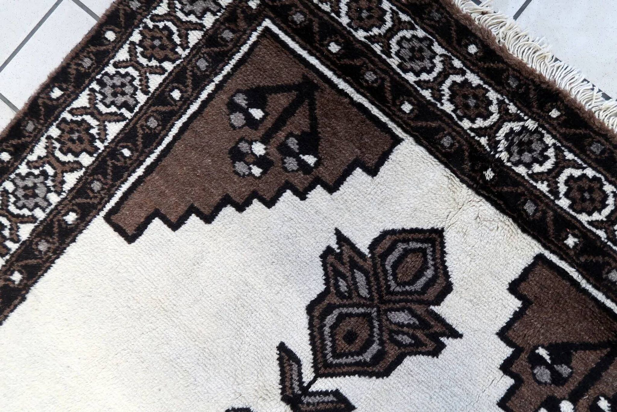 Handmade vintage Persian Gabbeh rug 128cm x 211cm, 1970s