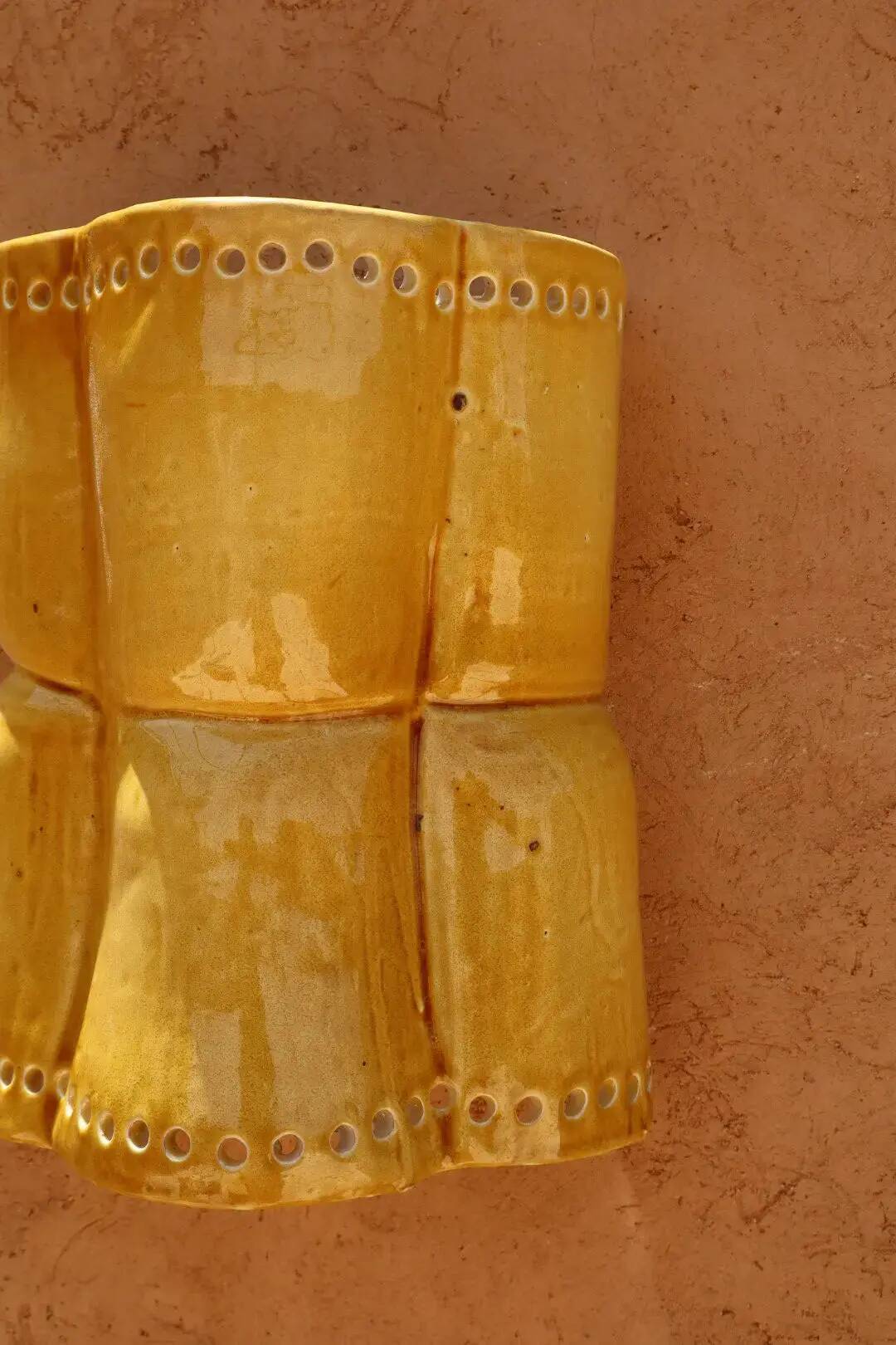 Sculptural wall light in yellow ceramic