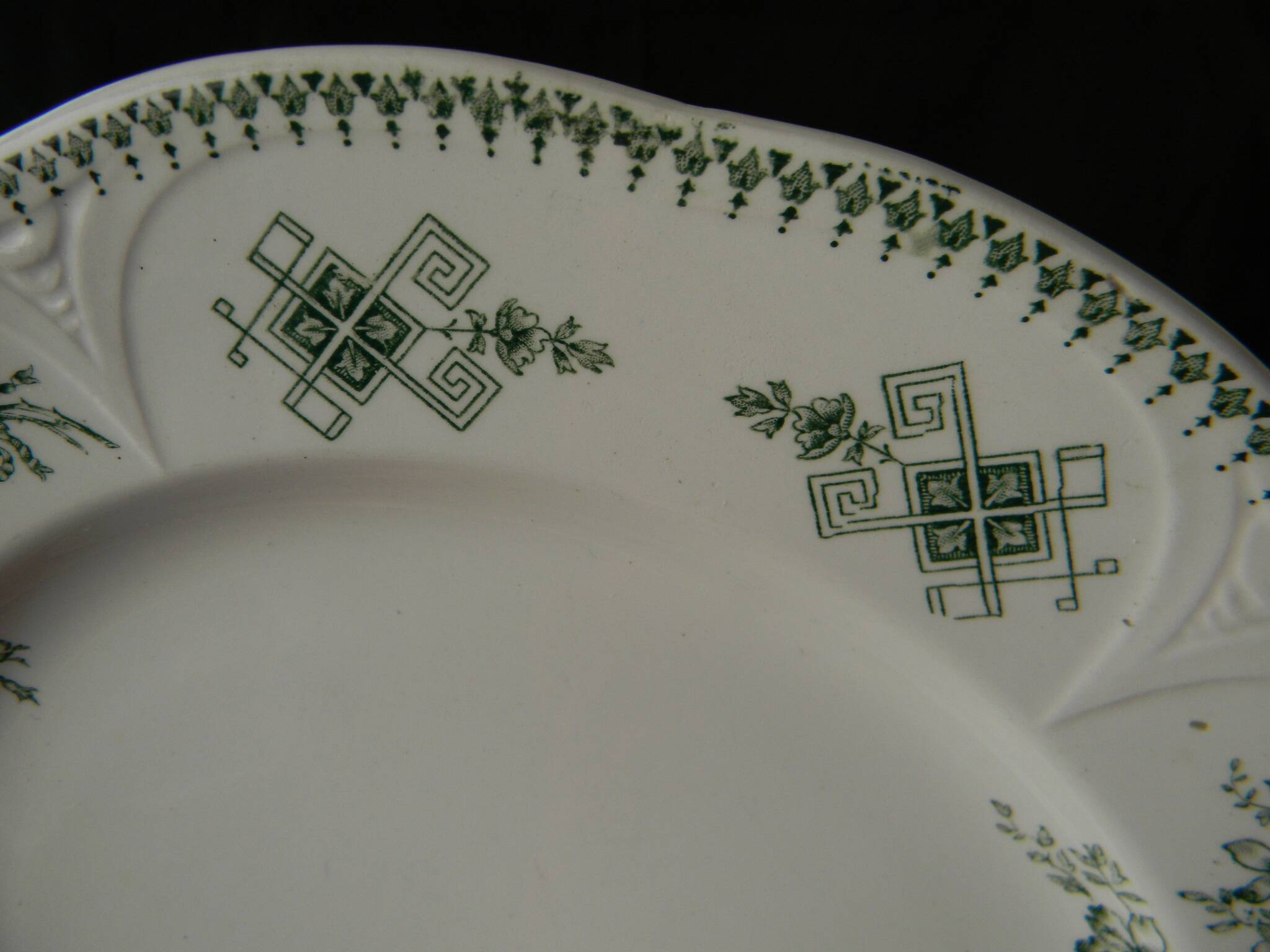 Set of 6 BOCH LA LOUVIERE earthenware dinner plates. Duchesse pattern.