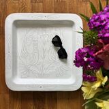 Trinket bowl white enamelled ceramic pocket with decorations of two rooster facing each other