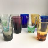 Ensemble de 11 verres à liqueur en verre coloré années 70
