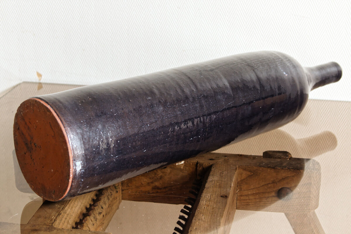 Grand vase bouteille en terre cuite vernissée