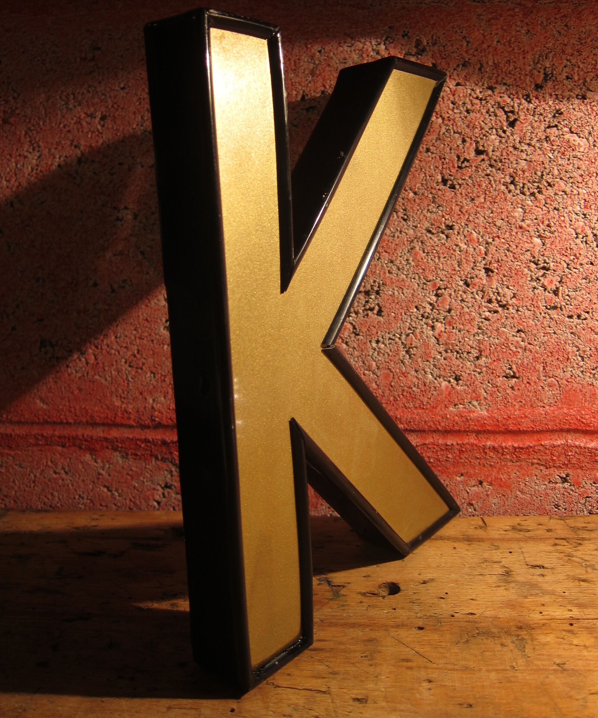Teaches letter K vintage gold outlined in black format 15 x 21 cm
