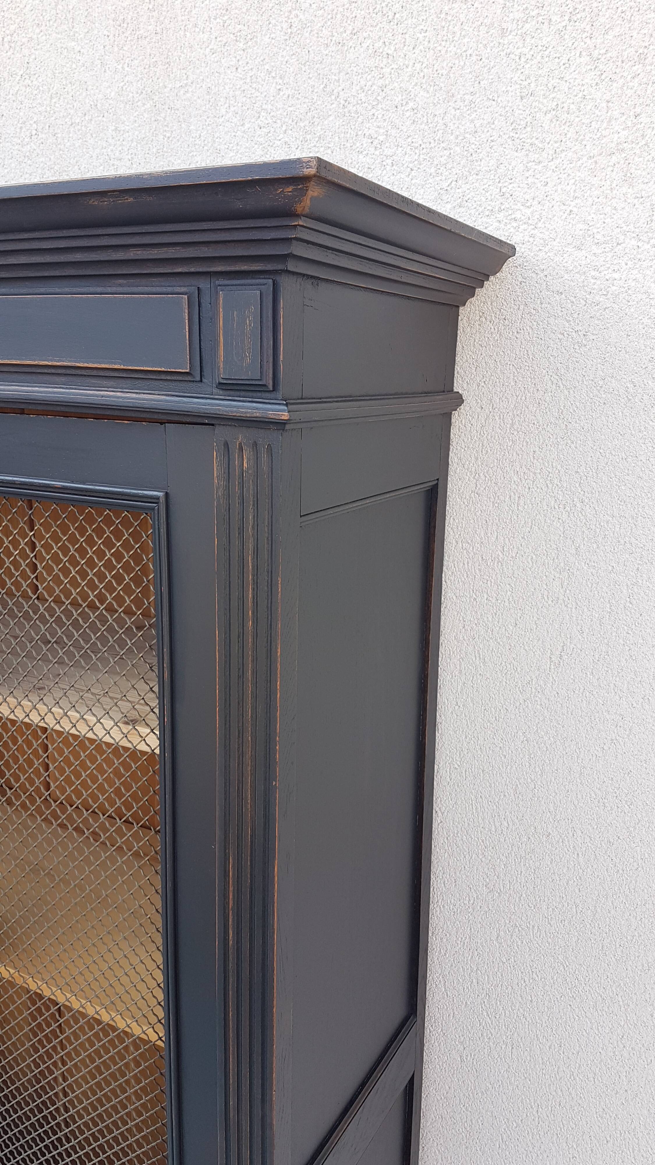 Administrative cabinet