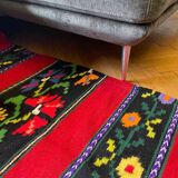Tapis roumain en laine, fond rouge avec de délicates fleurs colorées