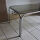 Table basse chrome et verre fumé