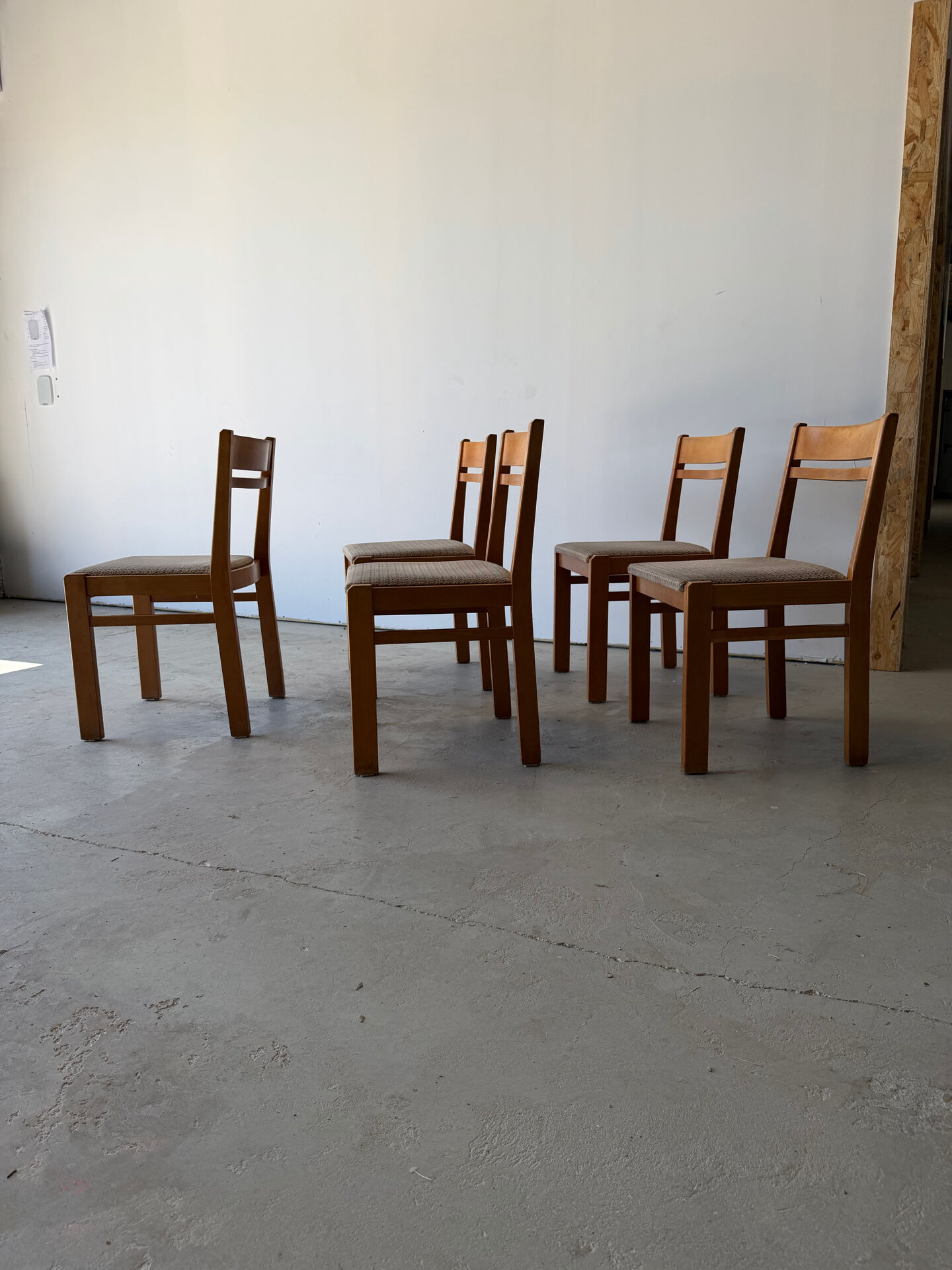 Série de 5 chaises design en orme massif vintage des années 80