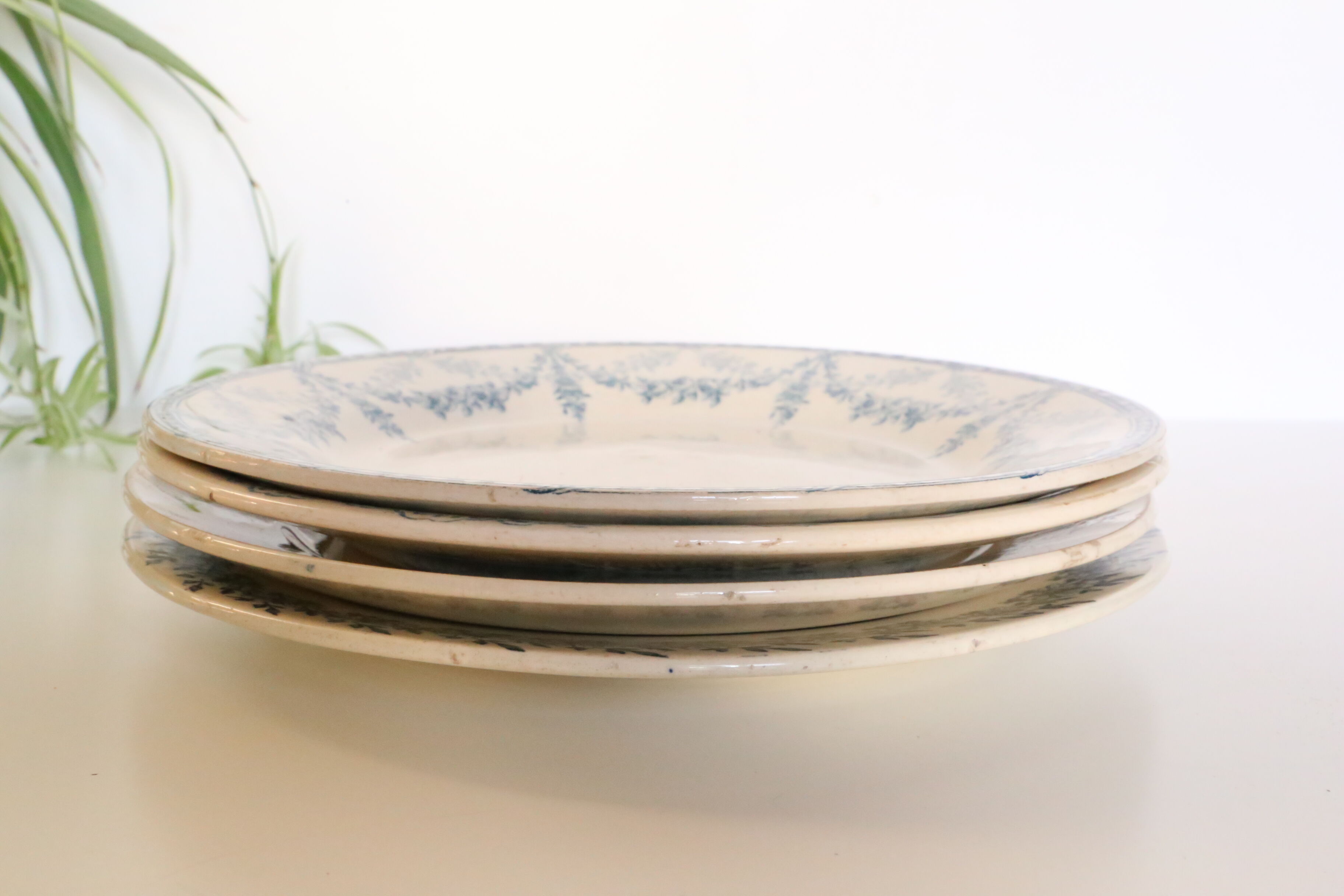 4 assiettes plates mélangées Terre de Fer, Luneville, Creil et Montereau, BFK