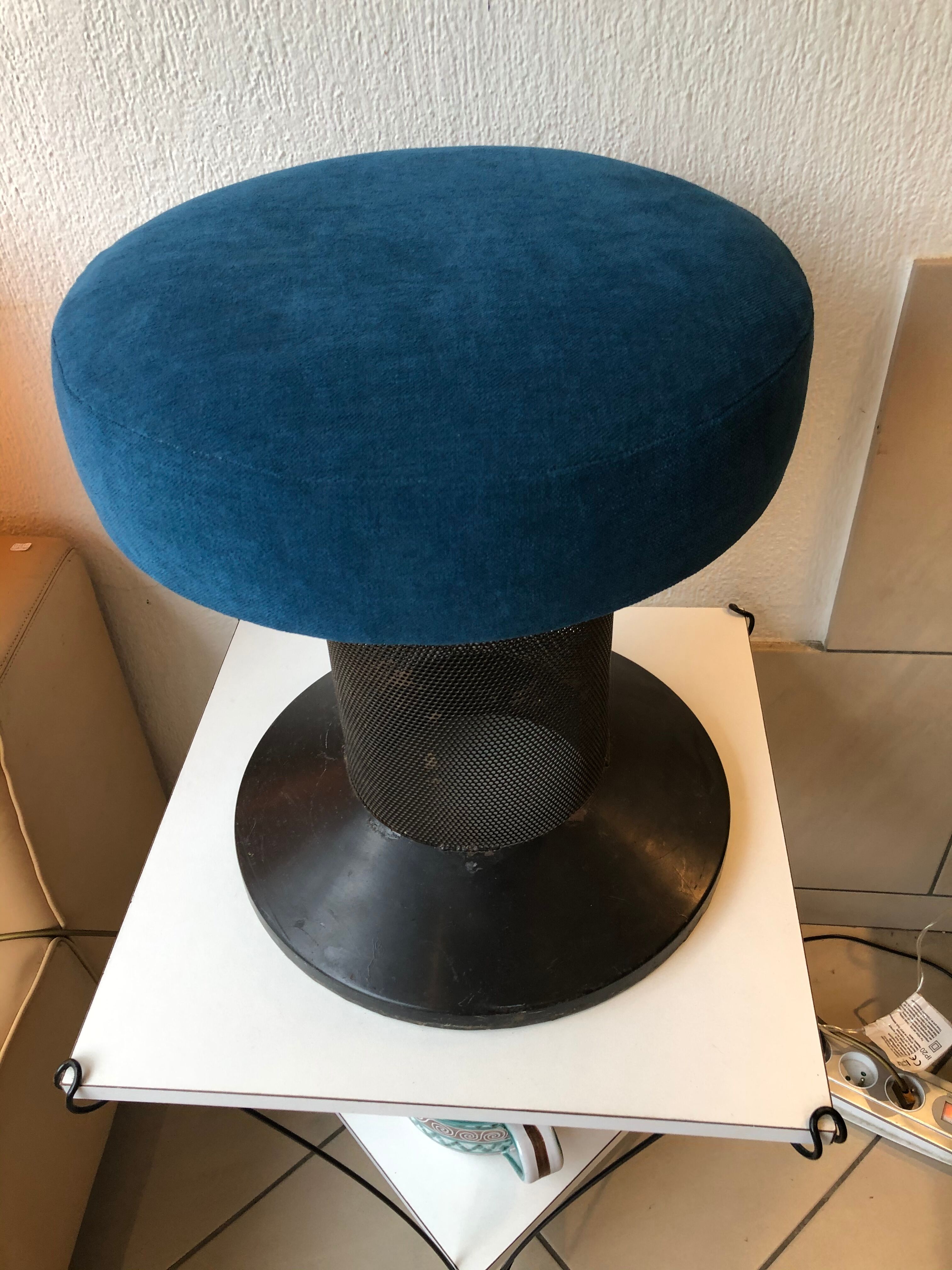 Tabouret ou pouf vintage en tôle perforée vers 1950