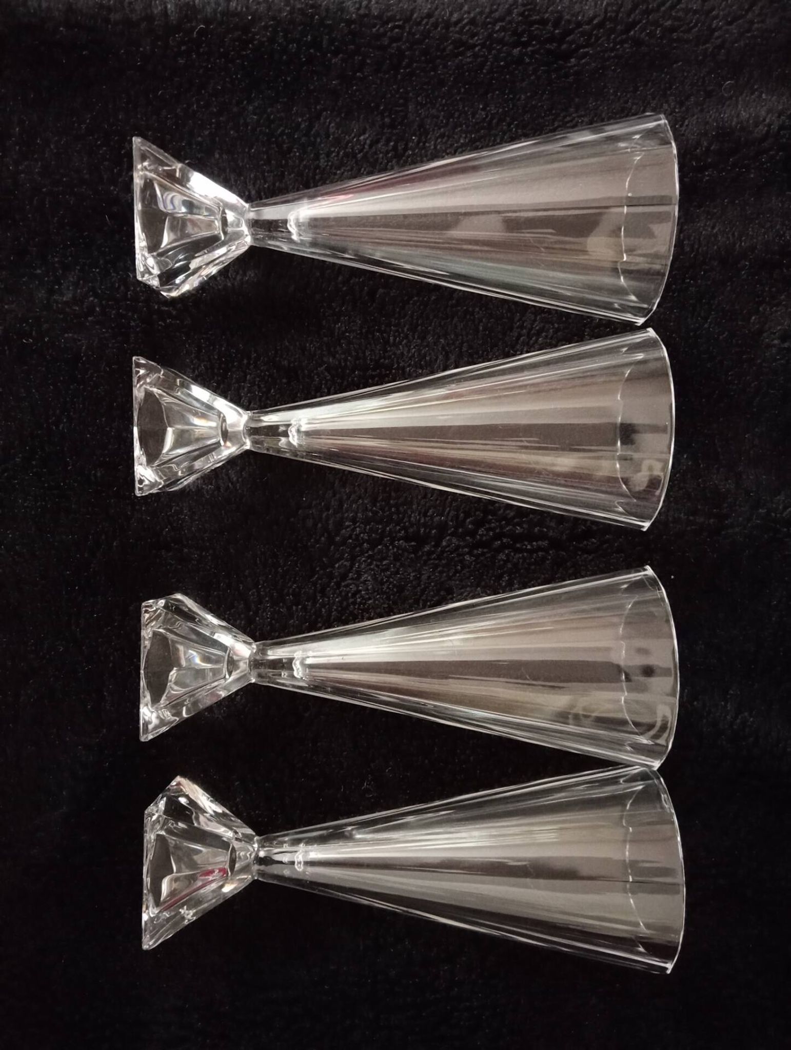 Lot de 4 flûtes à champagne en cristal d'Arques.