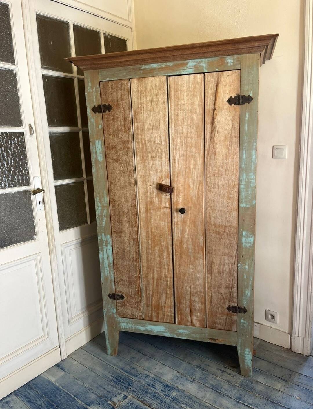 Armoire rustique brésilienne avec patine turquoise - Oficina de Agosto
