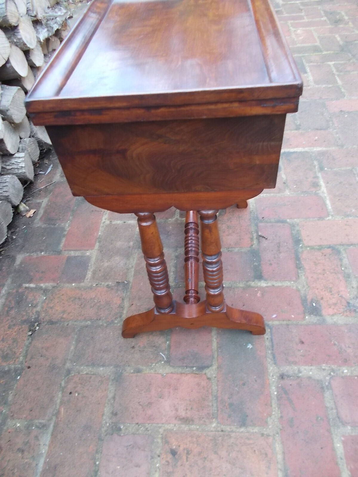 Worker side table / dressing table