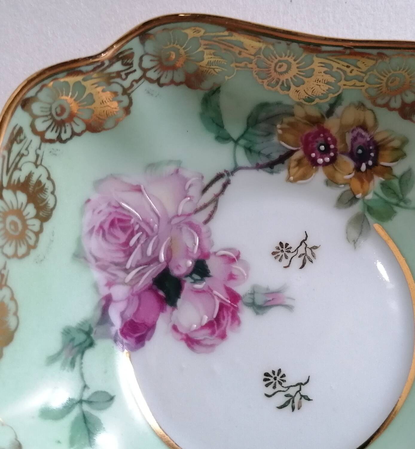 4 Limoges porcelain cups gilded with fine gold