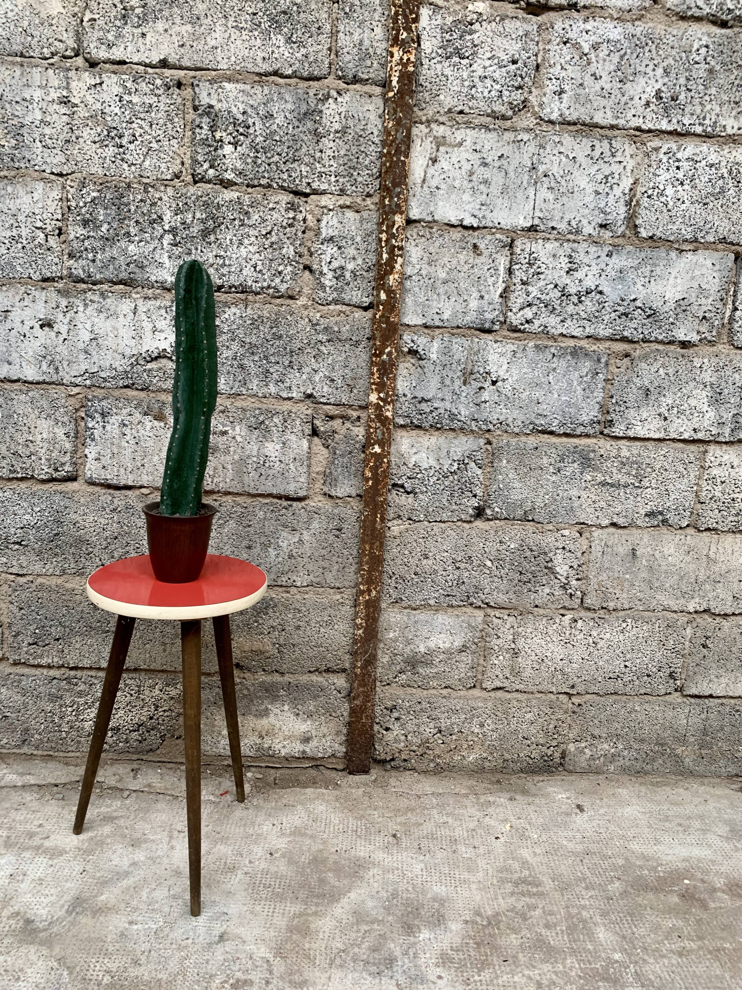 Tabouret formica triangular healing small red coffee table vintage tripod door plant