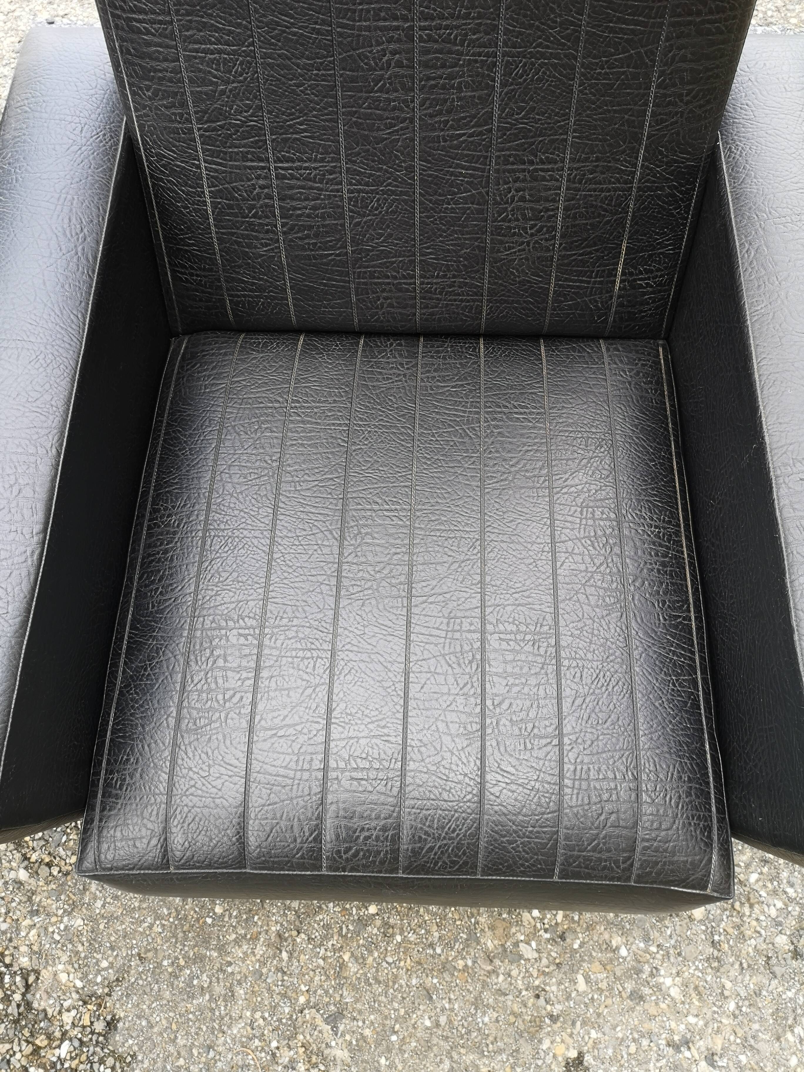 Paire de fauteuils skaï années 60